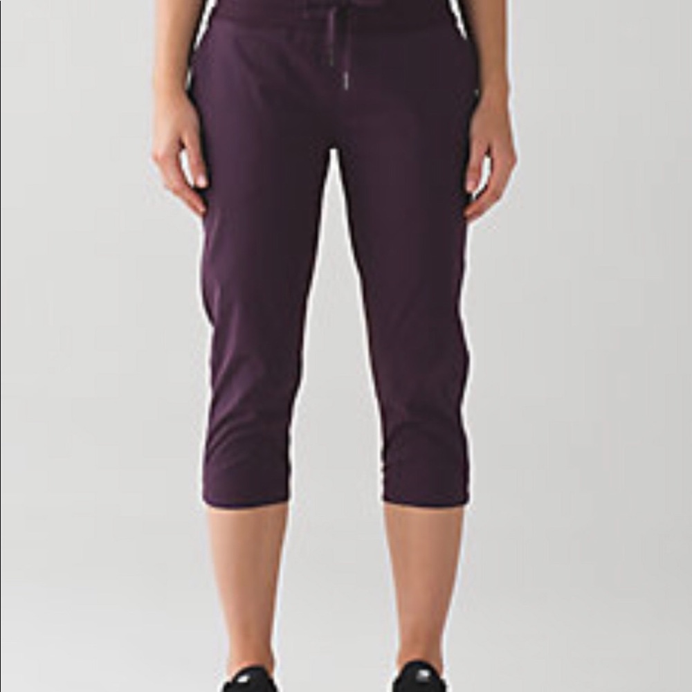 Lululemon dance  studio crop ll unlined 20” size 8